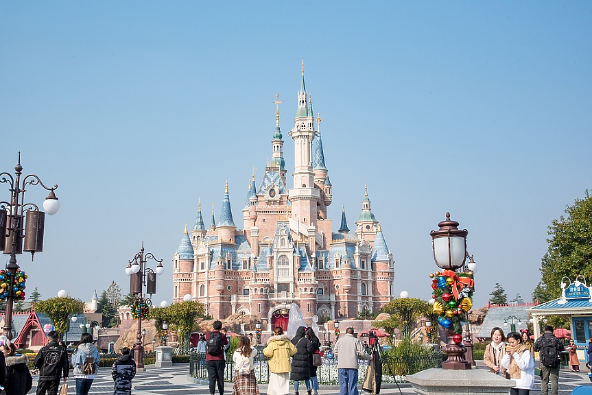 Disneyland Шанхай затвори заради COVID-19, посетители не могат да си тръгнат 