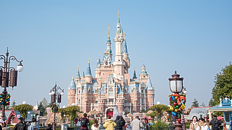 Disneyland Шанхай затвори заради COVID-19, посетители не могат да си тръгнат