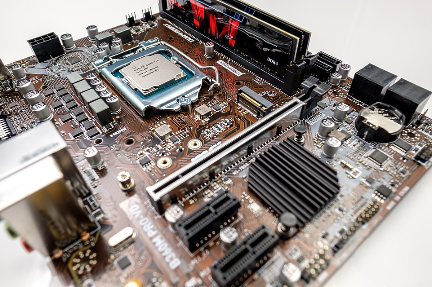 15.11.1971 г.: На пазара е пуснат първият в света микропроцесор Intel 4004