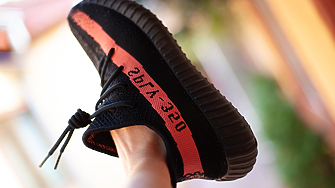 Adidas с предупреждение за непродадените стокови запаси от марката Yeezy 