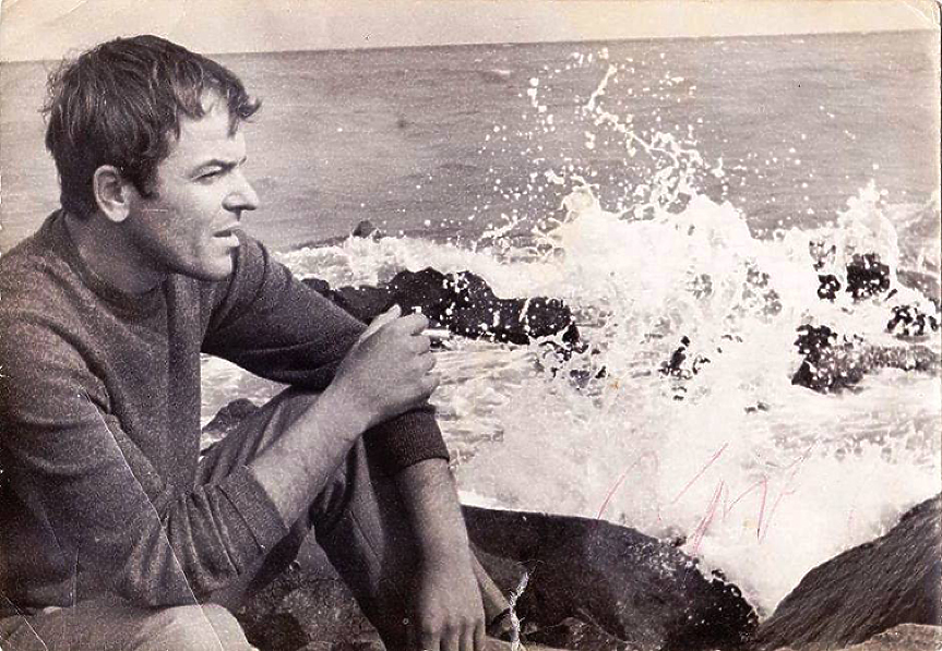 „Морето се отдръпна пред очите ми, на дъното му се усмихва лятото“: вечната любов на Христо Фотев  