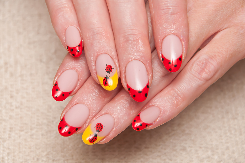 9 идеи за маникюр с калинки, които ще ви донесат късмет