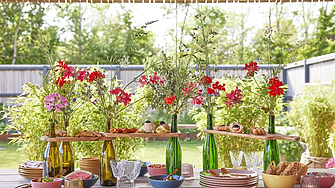 Магията на цветята: Как да украсим лятната маса с мушкато