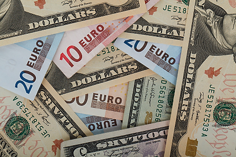 Доларовият индекс се търгува близо до едногодишно дъно