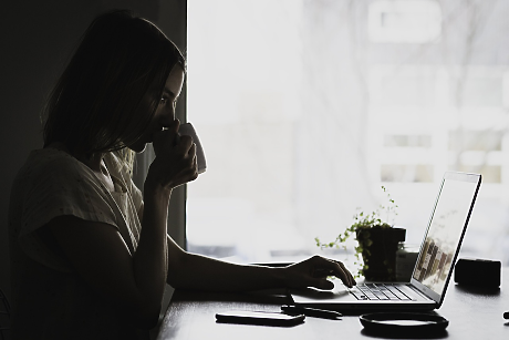 Каква част от младите европейци работят, докато учат?