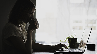 Каква част от младите европейци работят, докато учат?