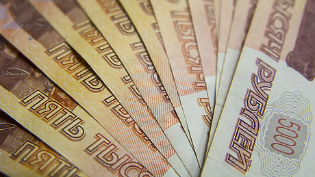 Рублата поевтиня до над 100 спрямо долара