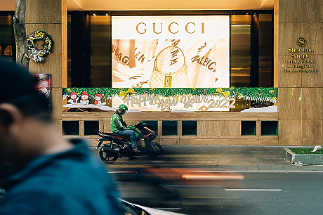 Служителите на Gucci стачкуват, не искат да се местят в Милано