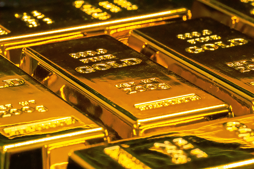 Кои държави продават и кои купуват злато?