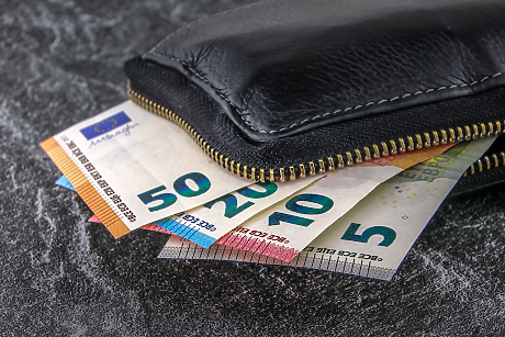 МВФ: Заплатите в Източна Европа растат твърде бързо