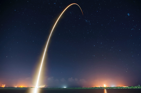 Как ракетите на SpaceX създават свои полярни сияния?