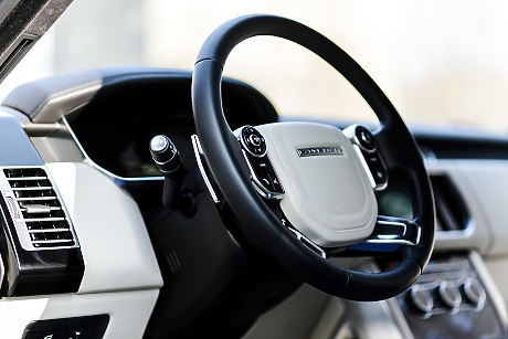 Продават Range Rover, каран от кралица Елизабет II