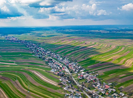 Селото, в което всички 6000 жители живеят на една улица