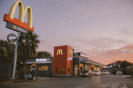 McDonald’s отвръща на Starbucks с извънземен робот- сърфист