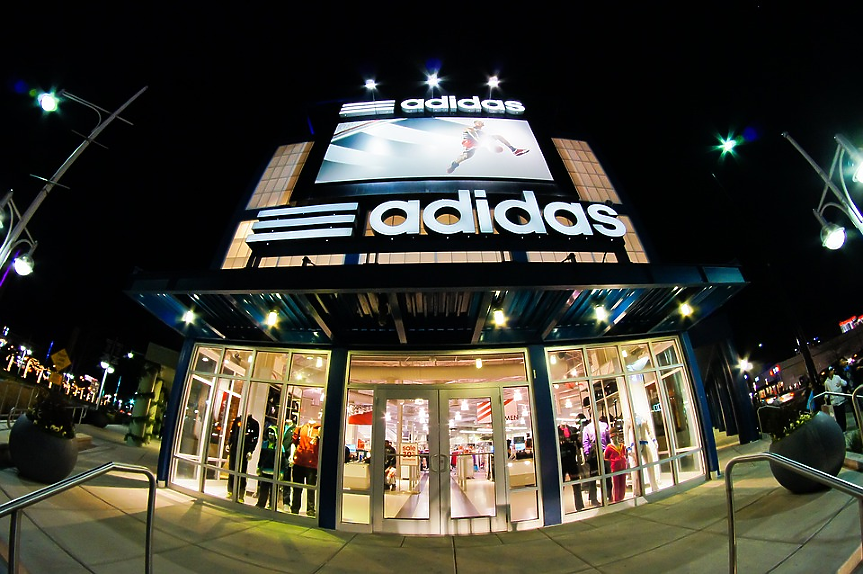 Шефът на Adidas дал телефонния си номер на 60 000 служители