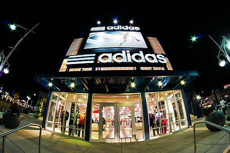 Шефът на Adidas дал телефонния си номер на 60 000 служители
