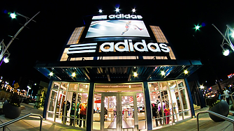 Шефът на Adidas дал телефонния си номер на 60 000 служители