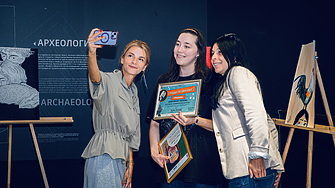 „Роди се звезда“ – когато музиката оживява върху платното