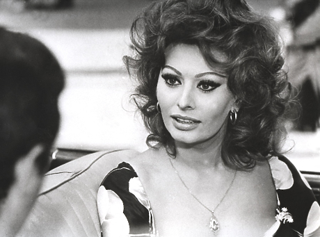 Вечната София Лорен: пътят на италианската актриса от бедността на войната до върховете на Холивуд 