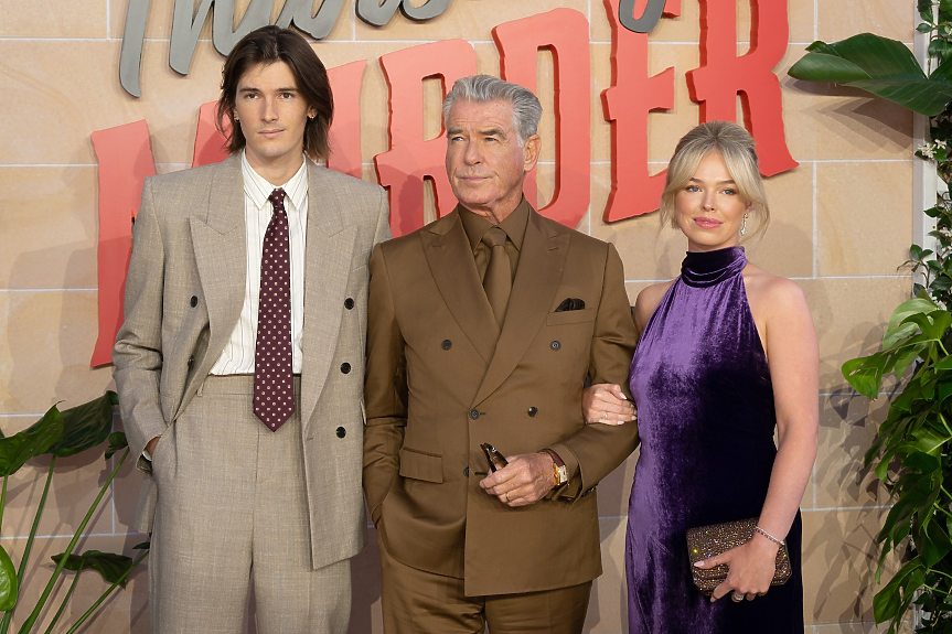 Семейството е всичко: Пиърс Броснан с рядка поява на червения килим с внучката и сина си