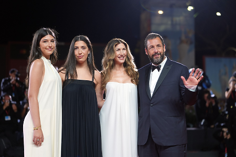 Семейство Сандлър на червения килим във Венеция: вижте порасналите дъщери на Адам Сандлър