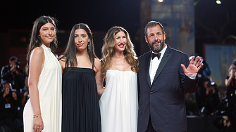 Семейство Сандлър на червения килим във Венеция: вижте порасналите дъщери на Адам Сандлър