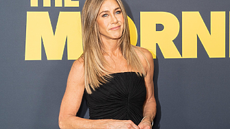 Дженифър Анистън сияе на червения килим на „The Morning Show“ с новия си приятел Джим Къртис