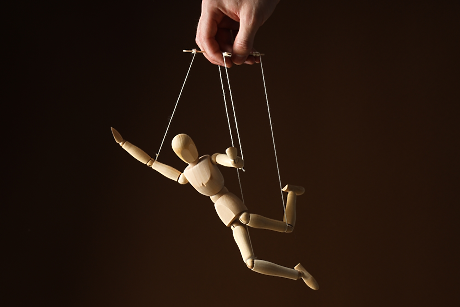 Най-коварните техники за манипулация, които те превръщат в МАРИОНЕТКА и как да се защитиш