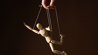 Най-коварните техники за манипулация, които те превръщат в МАРИОНЕТКА и как да се защитиш