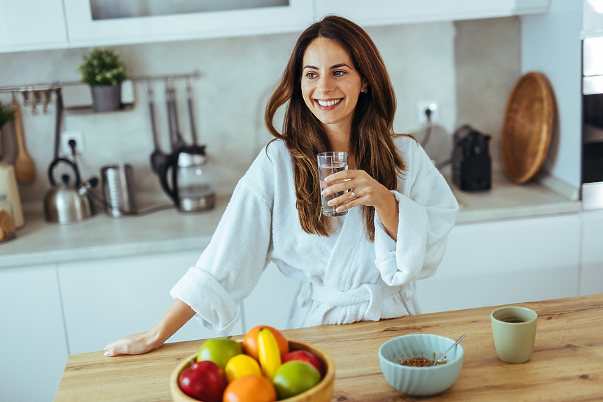 Защо пиенето на повече вода всъщност помага срещу задържането ѝ?