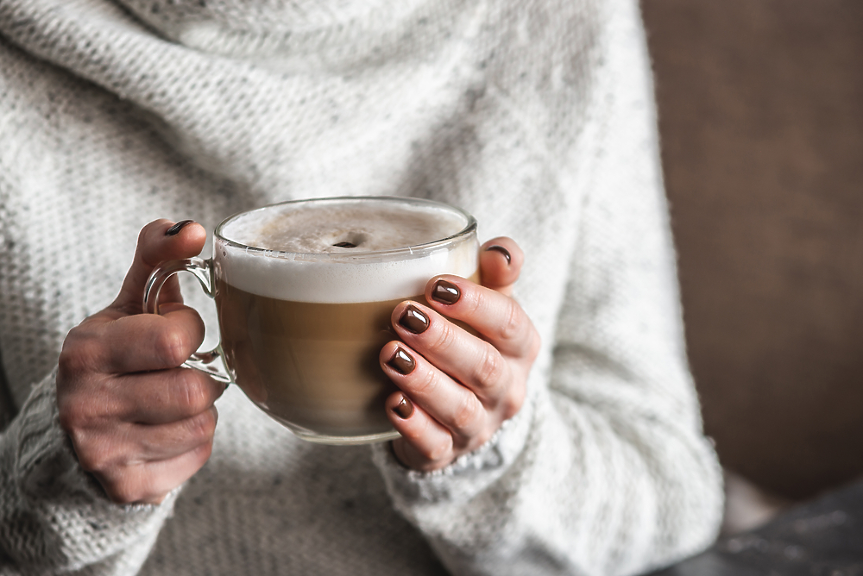„Препечени нокти“ – есенната тенденция в маникюра, която носи усещане за лукс и уют 