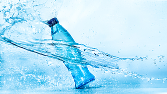 Защо трябва да пием вода в синя бутилка?