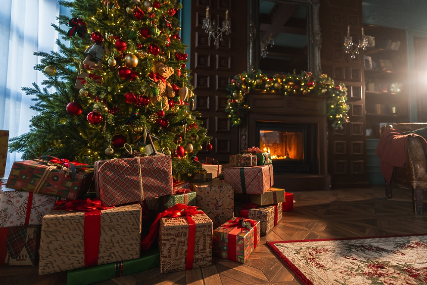 Кажете сбогом на минималистичната украса - Коледата на 90-те е тук!